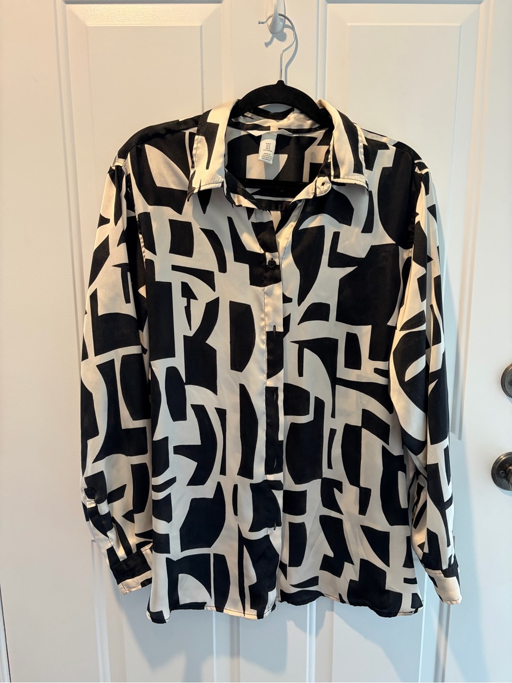 H&M Black & White Abstract Silk Style Button-Up Blouse Size M